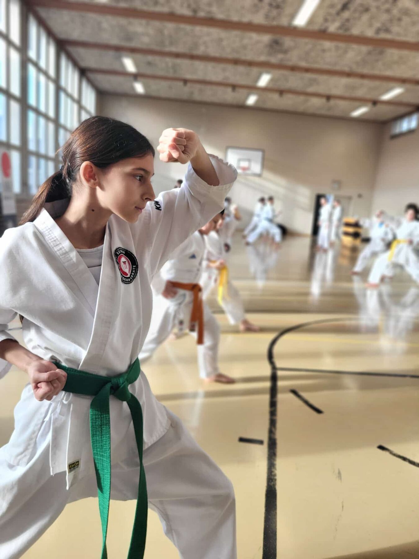 Karateka mit grünem Gurt im Training