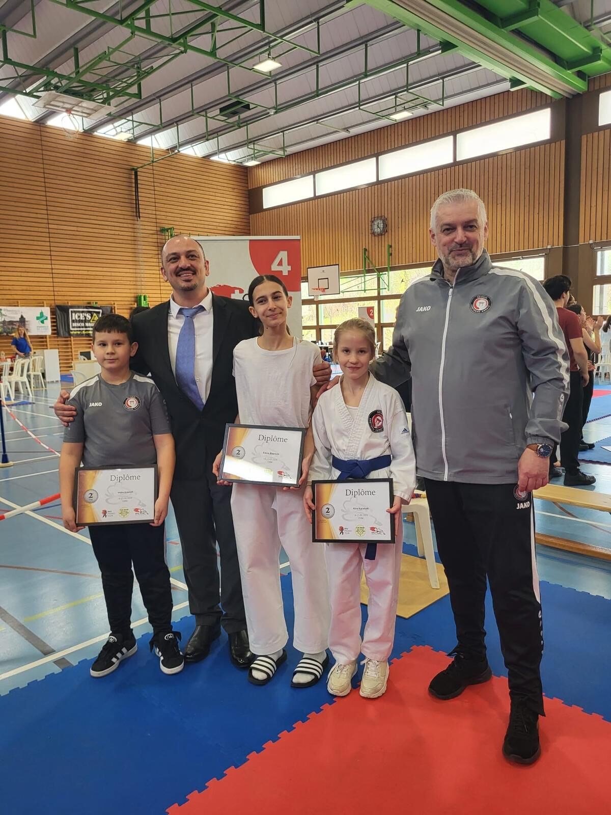 Diplomübergabe an junge Karateka